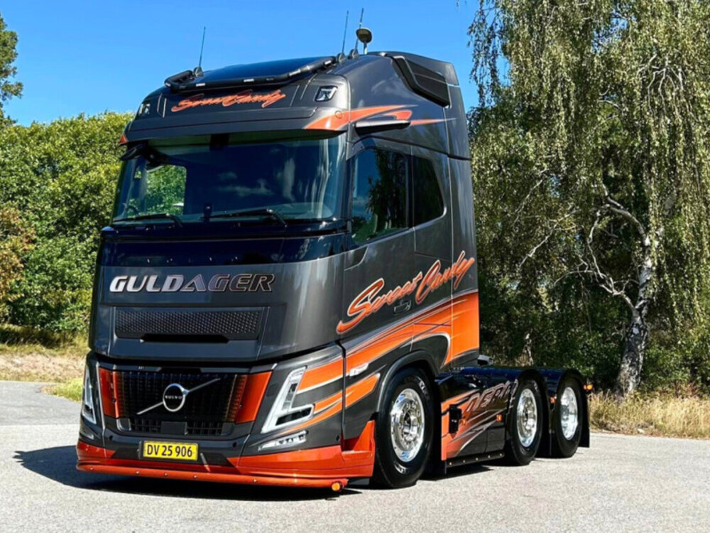WSI WSI Volvo FH Aero Globetrotter XL 6x2 Twin Steer GULDRAGER