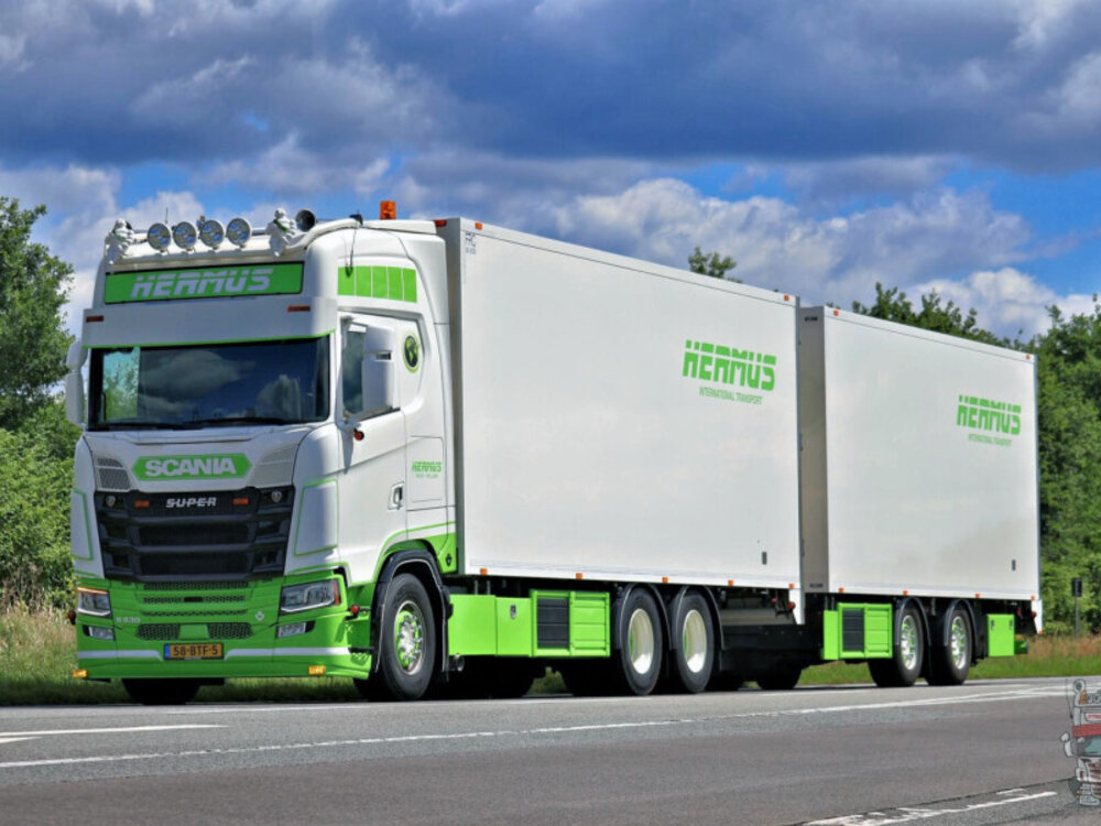 WSI WSI Scania S Highline 6x2 with 5-axle riged reefer truck with reefertrailer HERMUS