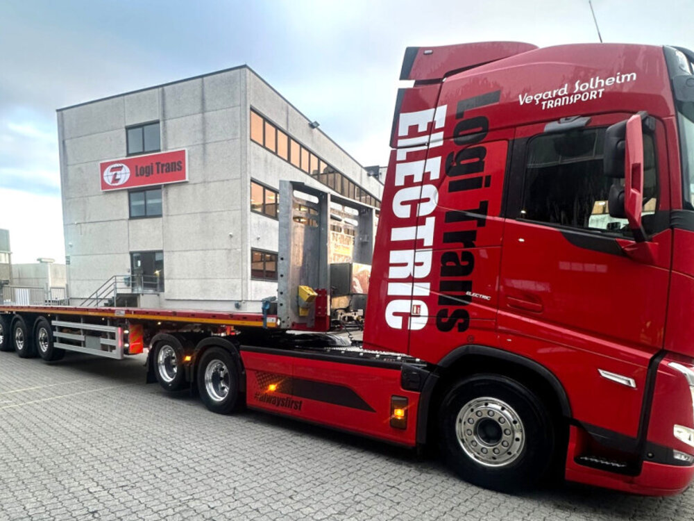 WSI WSI Volvo FH5 Globetrotter electric 6x2 with 3-axle flatbed trailer LOGI TRANS
