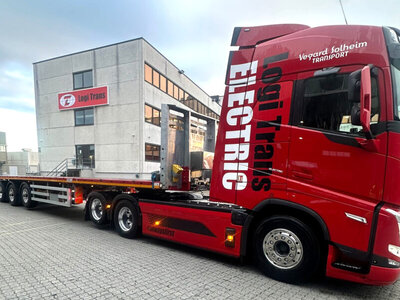 WSI WSI Volvo FH5 Globetrotter electric 6x2 with 3-axle flatbed trailer LOGI TRANS