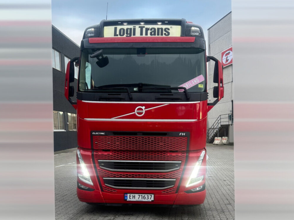 WSI WSI Volvo FH5 Globetrotter electric 6x2 with 3-axle flatbed trailer LOGI TRANS