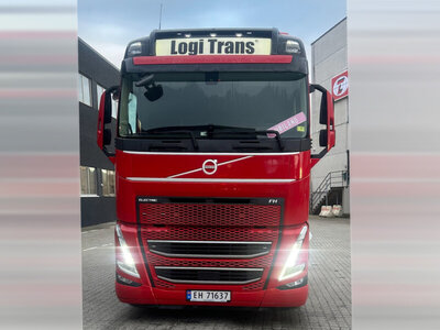 WSI WSI Volvo FH5 Globetrotter electric 6x2 with 3-axle flatbed trailer LOGI TRANS
