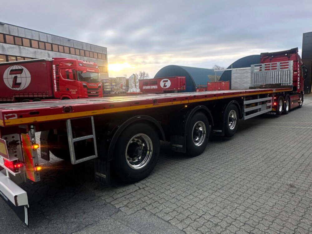 WSI WSI Volvo FH5 Globetrotter electric 6x2 with 3-axle flatbed trailer LOGI TRANS