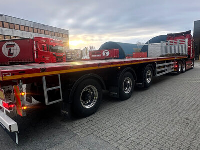 WSI WSI Volvo FH5 Globetrotter electric 6x2 with 3-axle flatbed trailer LOGI TRANS