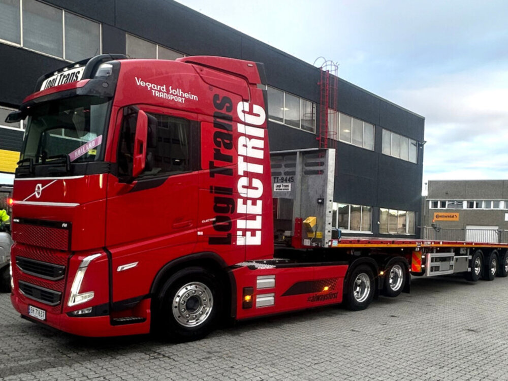 WSI WSI Volvo FH5 Globetrotter electric 6x2 with 3-axle flatbed trailer LOGI TRANS