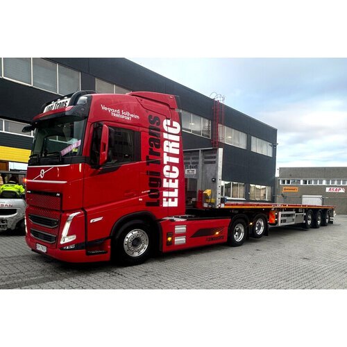 WSI WSI Volvo FH5 Globetrotter electric 6x2 with 3-axle flatbed trailer LOGI TRANS WSI WSI Volvo FH5 Globetrotter electric 6x2 with 3-axle flatbed trailer LOGI TRANS