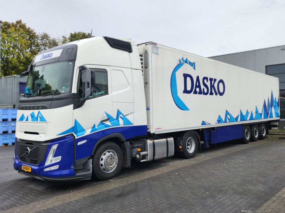 WSI WSI Volvo FH Aero Globetrotter  4x2 met 3-assige koeloplegger DASKO