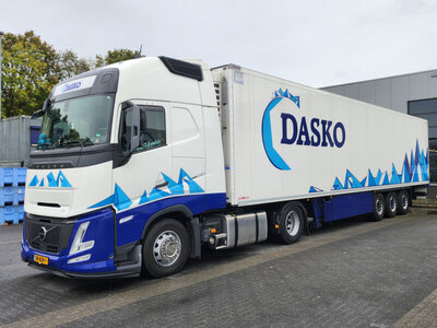 WSI WSI Volvo FH Aero Globetrotter  4x2 met 3-assige koeloplegger DASKO