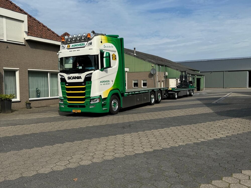 Tekno Tekno Scania NGS riged  truck with flatbed trailer AGROVEZEL