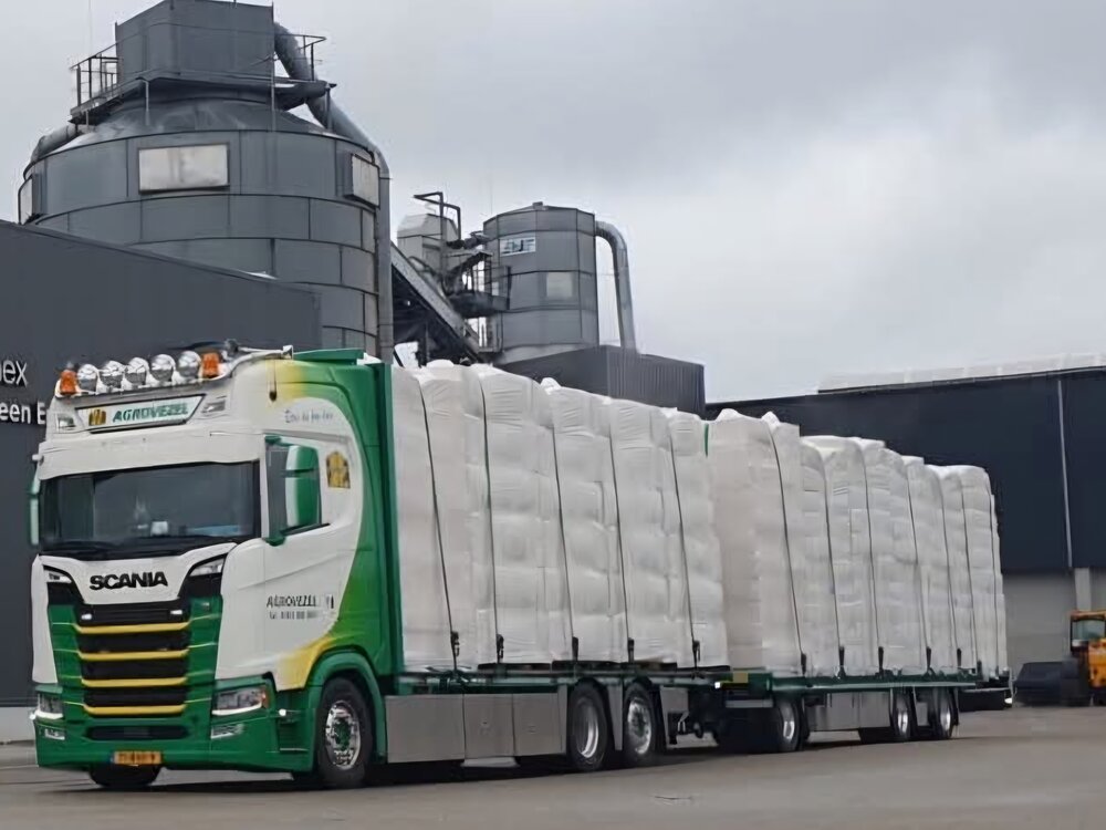 Tekno Tekno Scania NGS riged  truck with flatbed trailer AGROVEZEL