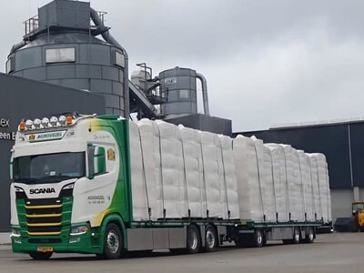 Tekno Tekno Scania NGS riged  truck with flatbed trailer AGROVEZEL