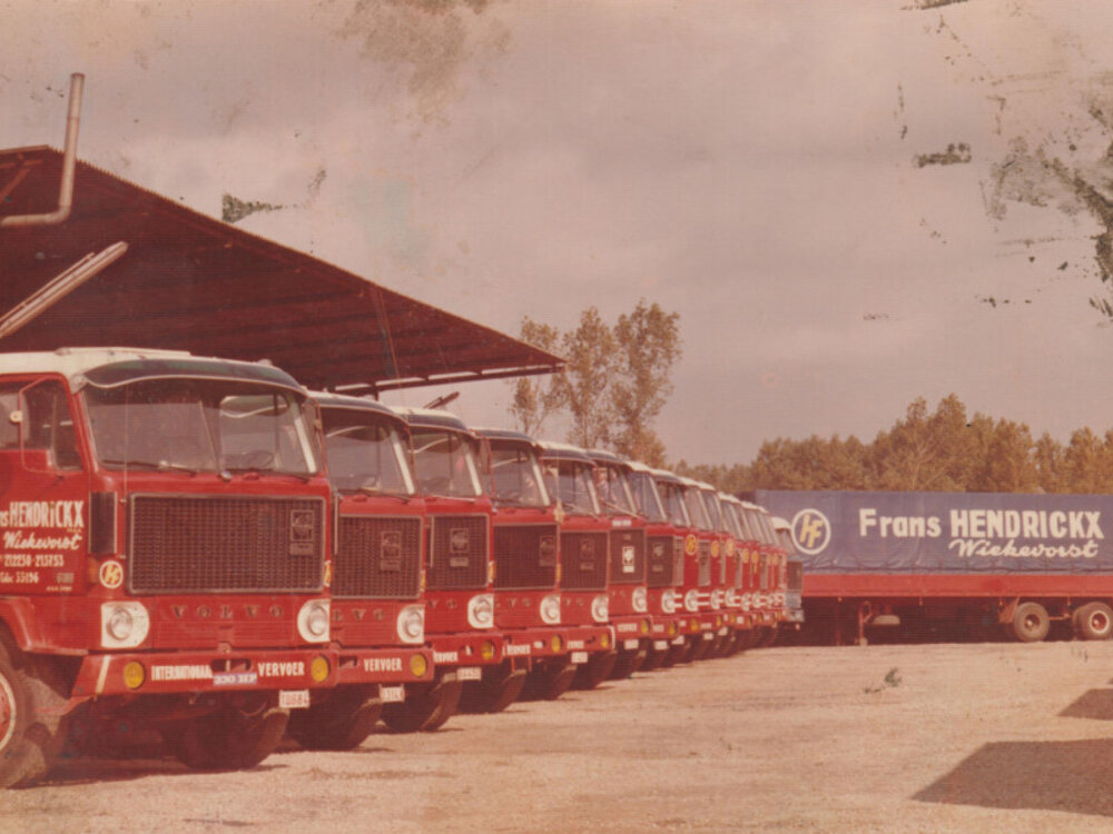 WSI WSI Volvo F89 6x2 met 2-assige klassieke zeilenoplegger HENDRICKX & ZONEN