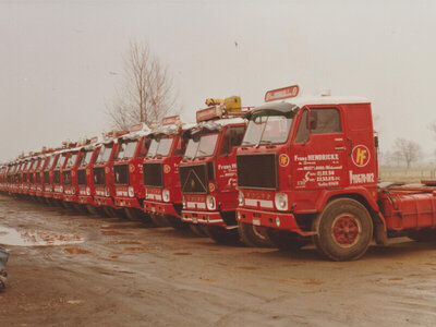 WSI WSI Volvo F89 6x2 met 2-assige klassieke zeilenoplegger HENDRICKX & ZONEN