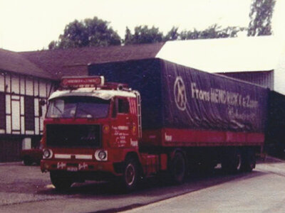 WSI WSI Volvo F89 6x2 met 2-assige klassieke zeilenoplegger HENDRICKX & ZONEN