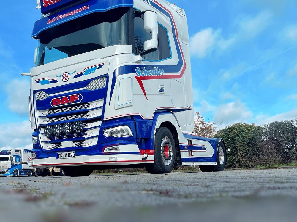 Tekno Tekno DAF XG+ 4x2 met 3-assige koeloplegger SCHEUFLER SPENDENTRUCK 2025