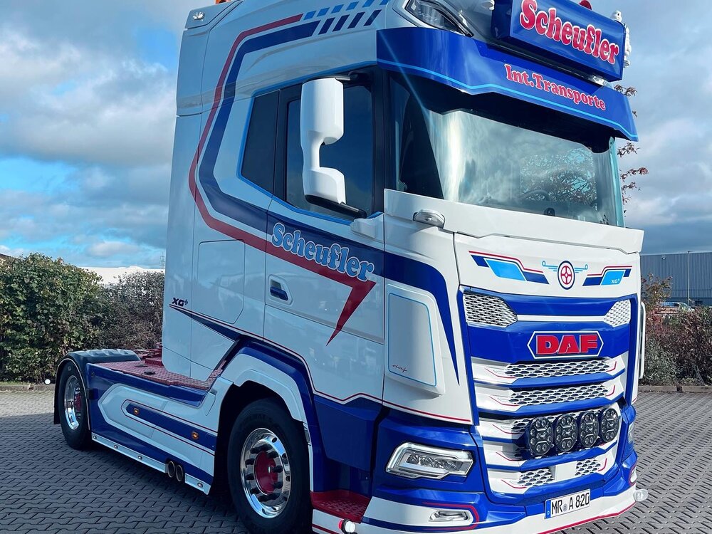 Tekno Tekno DAF XG+ 4x2 met 3-assige koeloplegger SCHEUFLER SPENDENTRUCK 2025