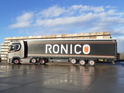 Tekno Tekno Scania NGS 6x2 with 3-axle curtainside trailer RONICO