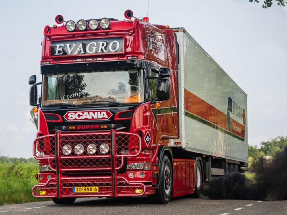 WSI WSI Scania R6 Topline 4x2 with 3-axle reefer trailer EVAGRO
