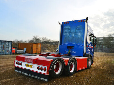 WSI WSI Volvo FH5 Globetrotter 6x2 SIMON HOLMSGAARD