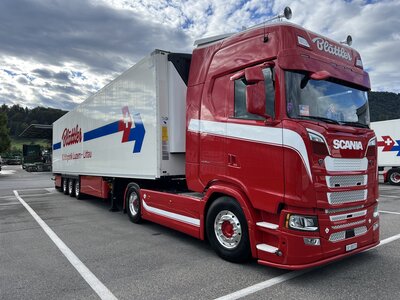 Tekno Tekno Scania Next Gen S-serie Highline with 3-axle reefer trailer BLATTLER