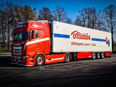 Tekno Tekno Scania Next Gen S-serie Highline with 3-axle reefer trailer BLATTLER