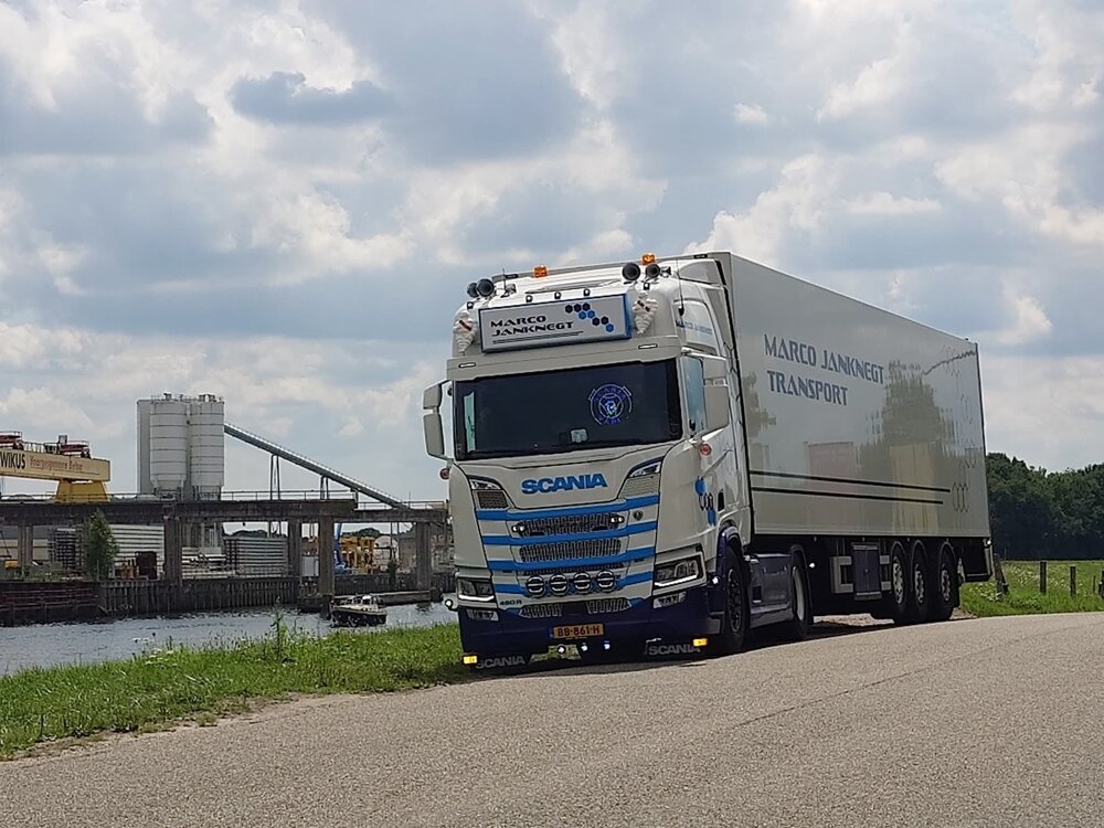 Tekno Tekno Scania Next Gen R-Serie Highline met 3-assige koeloplegger MARCO JANKNEGT
