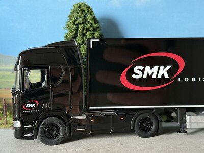 Cavallino Cavallino Scania R Highline 4x2 met 3-as kasten oplegger SMK LOGISTICS