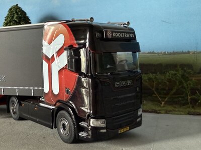 Cavallino Cavallino Scania S Highline 4x2 met 3-as schuifzeilenoplegger KOOLTRANS