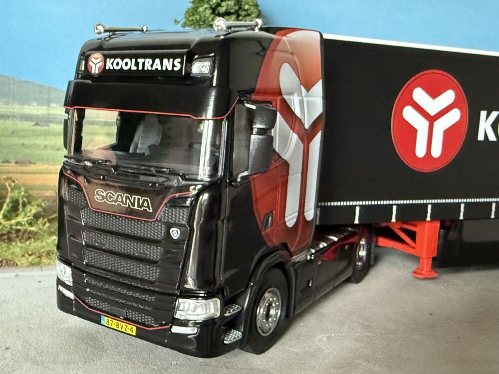 Cavallino Cavallino Scania S Highline 4x2 met 3-as schuifzeilenoplegger KOOLTRANS