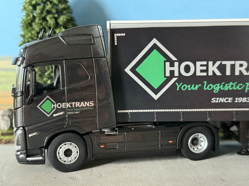 Cavallino Cavallino Volvo FH5 with 3-axle curtainside trailer HOEKTRANS