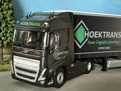 Cavallino Cavallino Volvo FH5 met 3-as schuifzeilen oplegger HOEKTRANS
