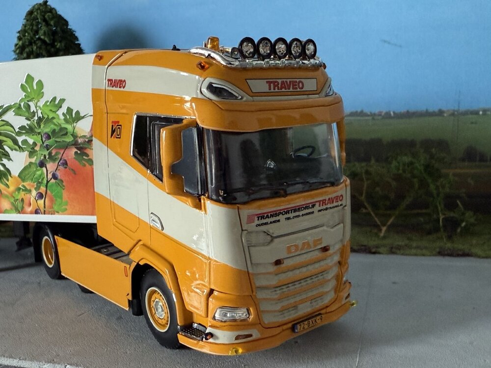 WSI WSI DAF XG+ 4x2 midlift with 3-axle tridec reefer trailer TRANSPORTBEDRRIJF TRAVEO