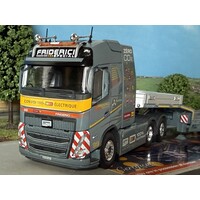 Tekno Volvo FH05 Globetrotter 100% electrisch 6x2 met 3-as dieplader FRIDERICI