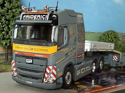 Tekno Volvo FH05 Globetrotter 100% electric 6x2 with 3-axle lowloader FRIDERICI
