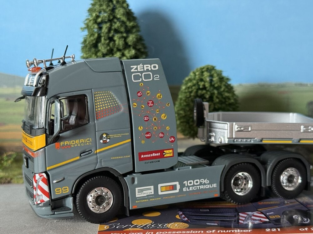 Tekno Volvo FH05 Globetrotter 100% electric 6x2 with 3-axle lowloader FRIDERICI