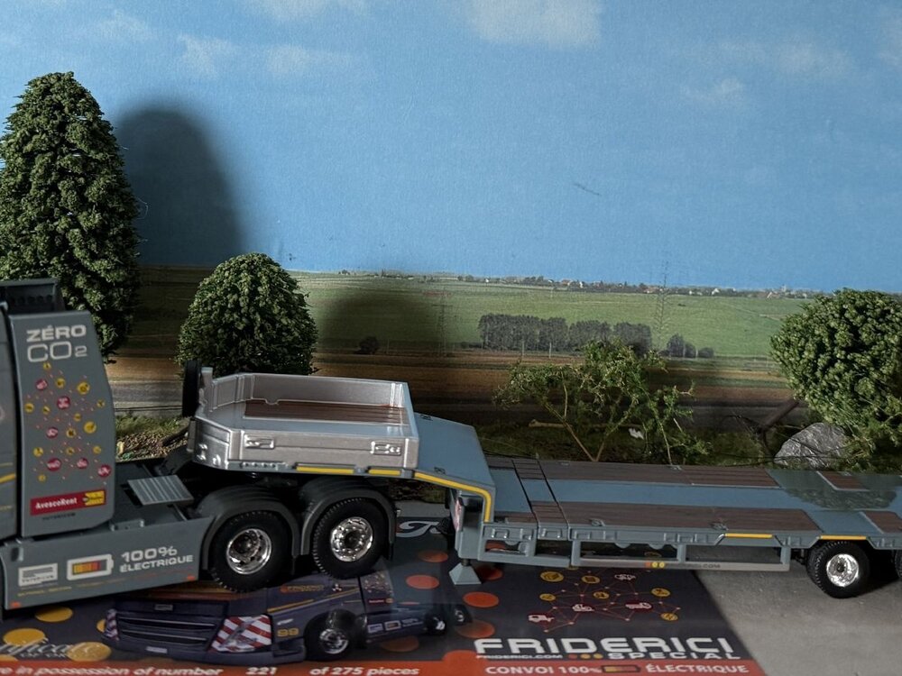 Tekno Volvo FH05 Globetrotter 100% electric 6x2 with 3-axle lowloader FRIDERICI