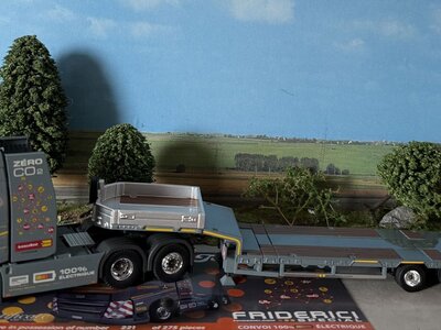 Tekno Volvo FH05 Globetrotter 100% electric 6x2 with 3-axle lowloader FRIDERICI