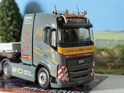 Tekno Volvo FH05 Globetrotter 100% electric 6x2 with 3-axle lowloader FRIDERICI