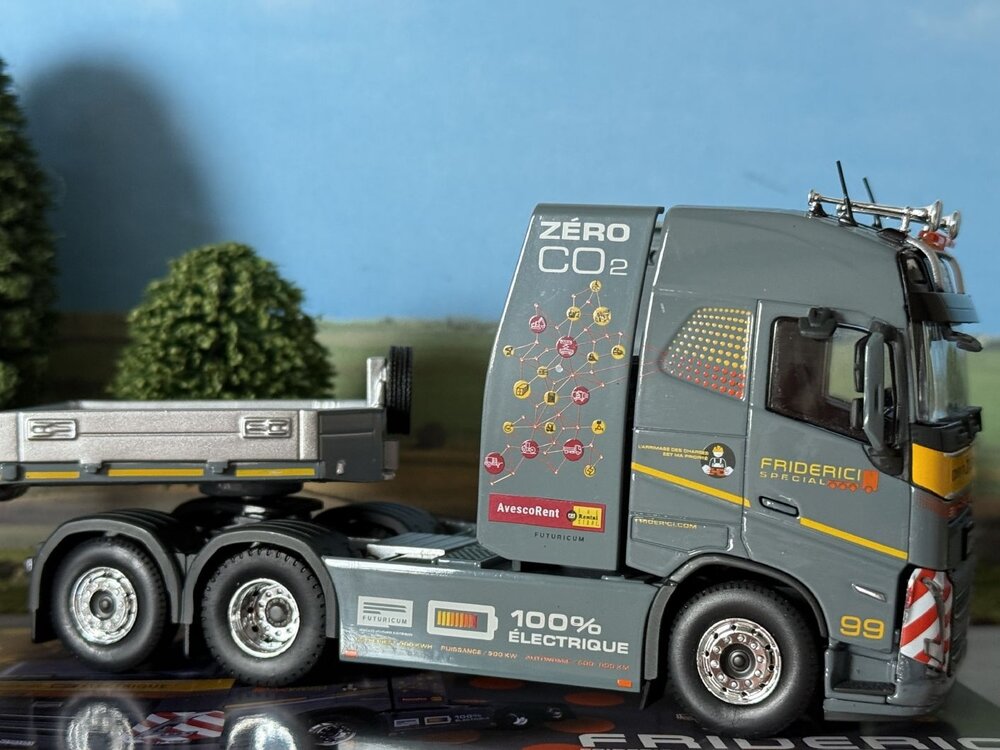 Tekno Volvo FH05 Globetrotter 100% electric 6x2 with 3-axle lowloader FRIDERICI