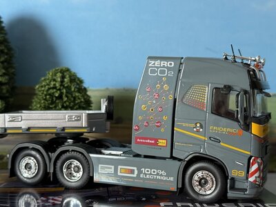 Tekno Volvo FH05 Globetrotter 100% electric 6x2 with 3-axle lowloader FRIDERICI