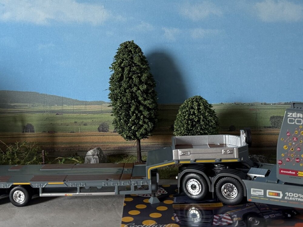 Tekno Volvo FH05 Globetrotter 100% electric 6x2 with 3-axle lowloader FRIDERICI