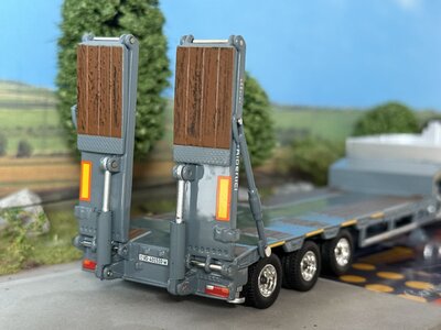 Tekno Volvo FH05 Globetrotter 100% electric 6x2 with 3-axle lowloader FRIDERICI