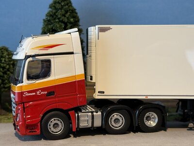 Tekno Tekno Mercedes-Benz Gigaspace mirrorcam 6x2 with 3-axle reefertrailer SIMON LOOS