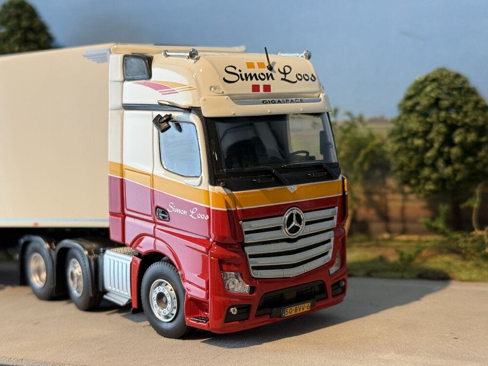 Tekno Tekno Mercedes-Benz Gigaspace mirrorcam 6x2 with 3-axle reefertrailer SIMON LOOS