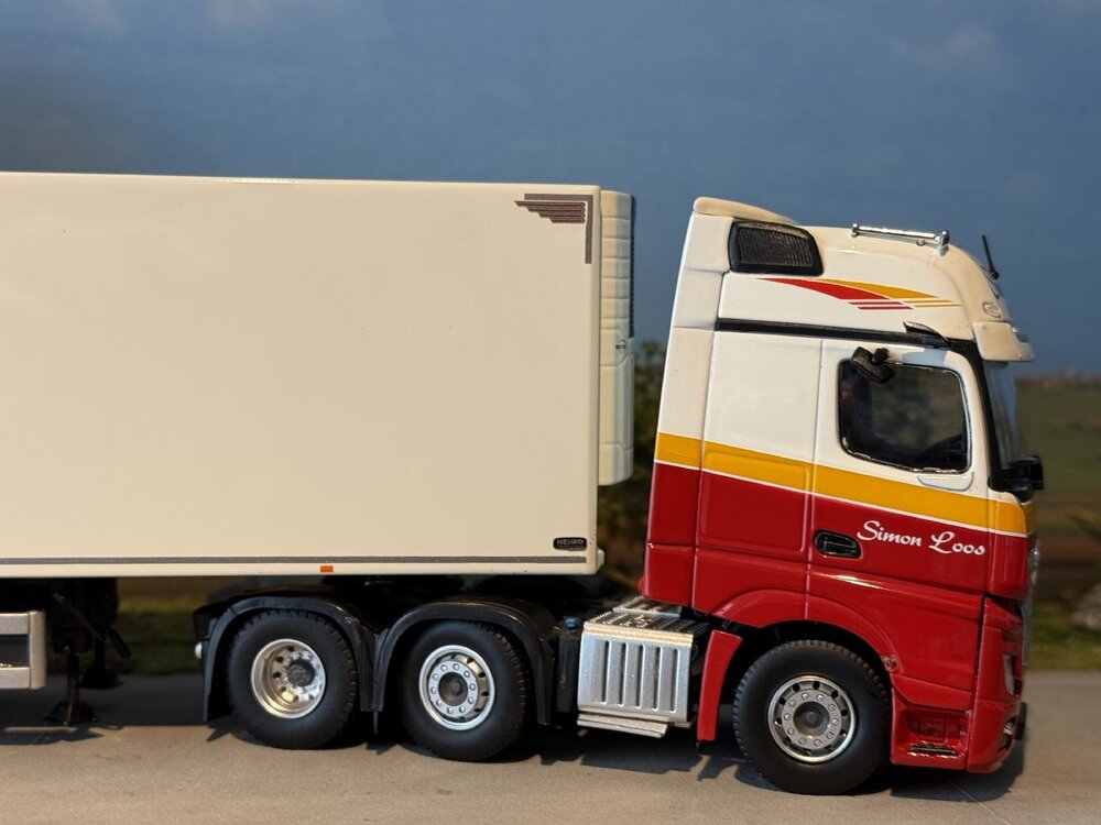 Tekno Tekno Mercedes-Benz Gigaspace mirrorcam 6x2 with 3-axle reefertrailer SIMON LOOS