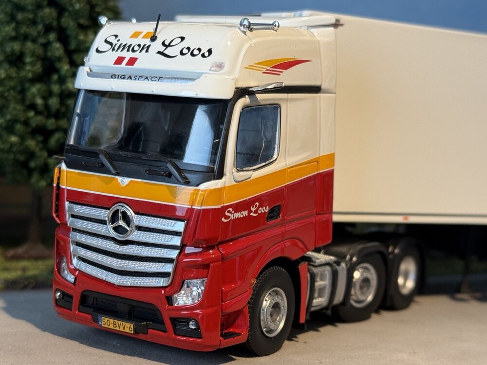 Tekno Tekno Mercedes-Benz Gigaspace mirrorcam 6x2 with 3-axle reefertrailer SIMON LOOS