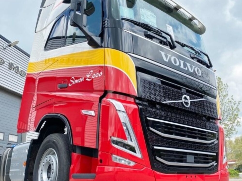 Tekno Tekno Volvo FH05 Globetrotter met 3-assige (zamac) koeloplegger SIMON LOOS