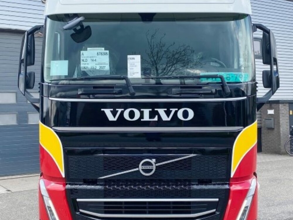 Tekno Tekno Volvo FH05 Globetrotter with 3-axle (zamac) reefer trailer SIMON LOOS