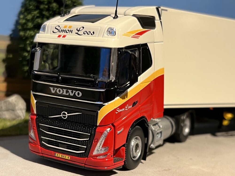 Tekno Tekno Volvo FH05 Globetrotter met 3-assige (zamac) koeloplegger SIMON LOOS