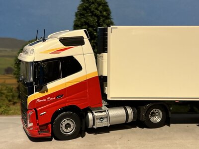Tekno Tekno Volvo FH05 Globetrotter met 3-assige (zamac) koeloplegger SIMON LOOS